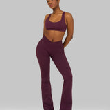 Elevate™ Sculpting Mid V-Waist Flare Leggings | Zimska Šljiva