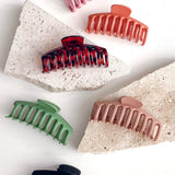 Regina Matte Claw Clip - Crna